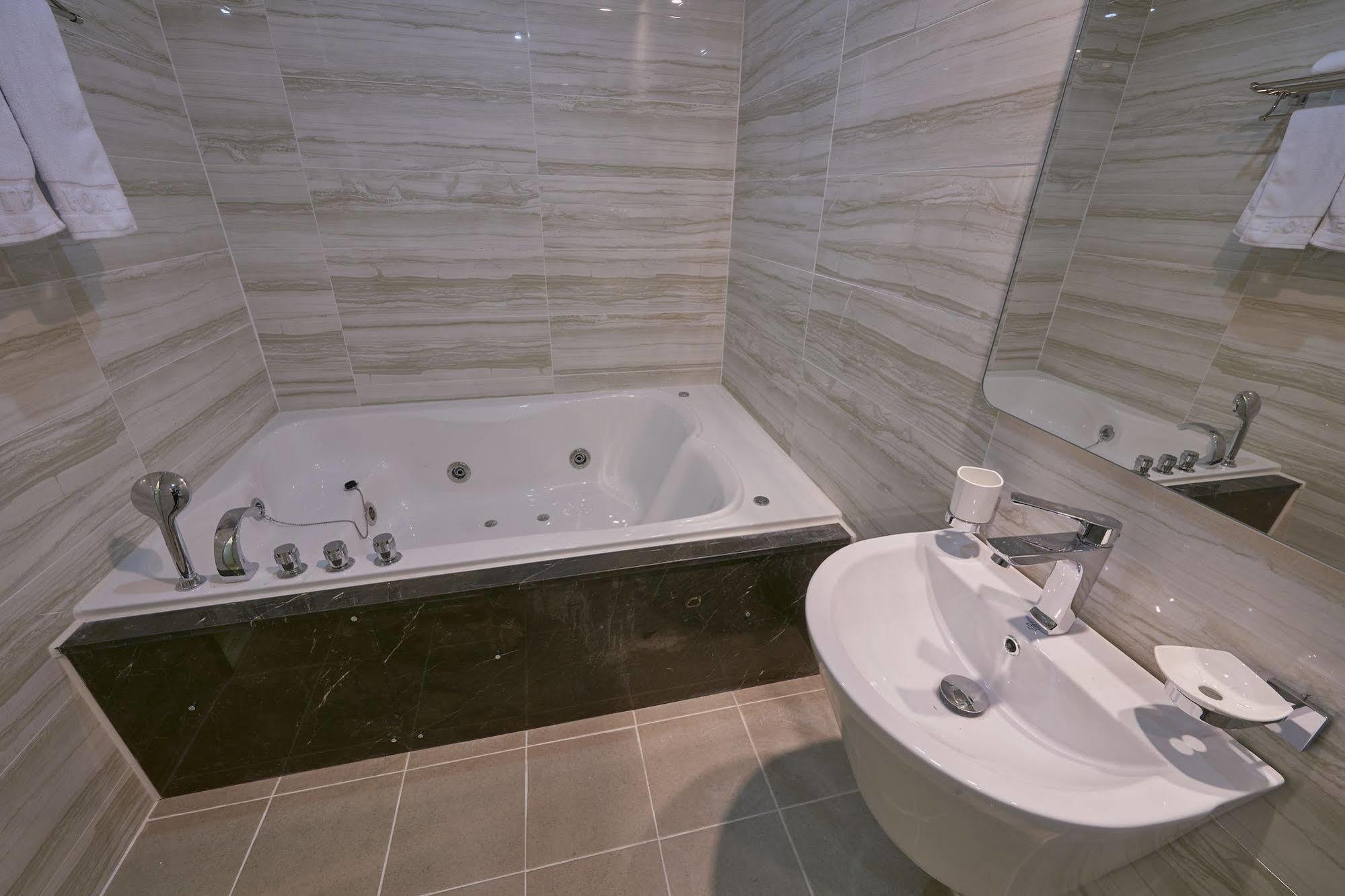 Dubai Hotel Gwangju Metropolitan City Екстериор снимка