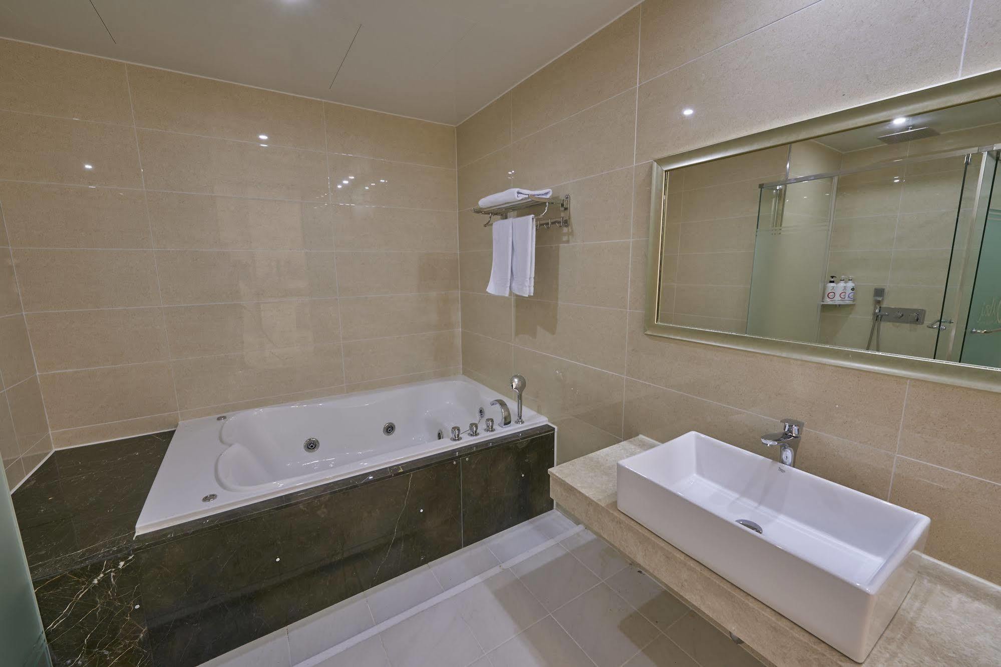 Dubai Hotel Gwangju Metropolitan City Екстериор снимка