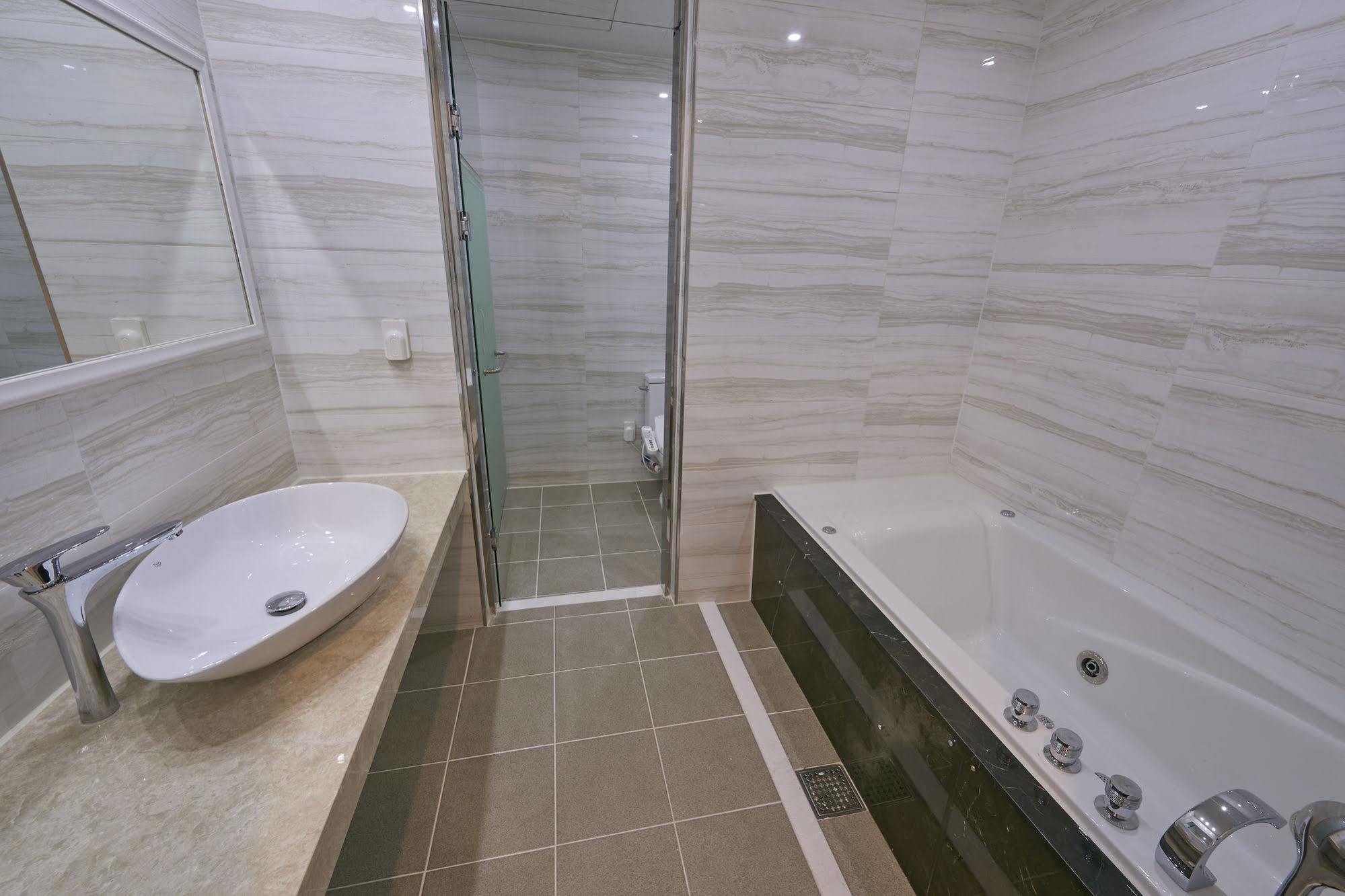 Dubai Hotel Gwangju Metropolitan City Екстериор снимка