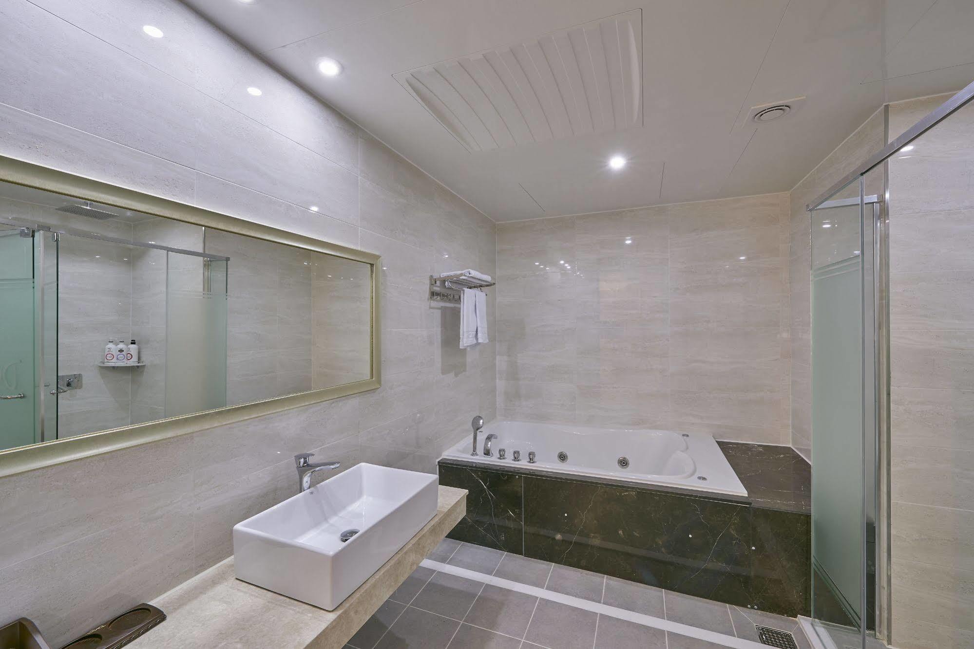 Dubai Hotel Gwangju Metropolitan City Екстериор снимка